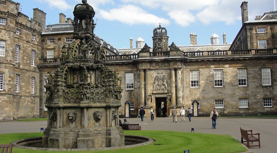 entrance-to-the-palace