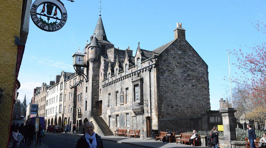 outside-the-museum-opposite